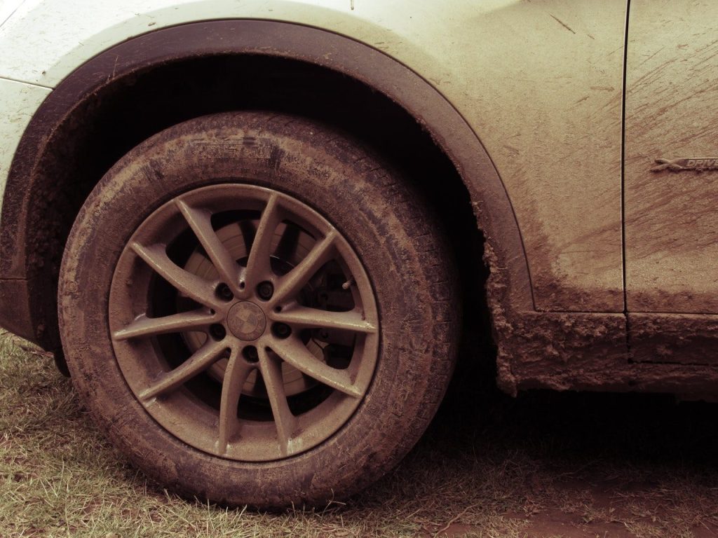 Comment donner à votre voiture un aspect sale et poussiéreux en quelques étapes simples.