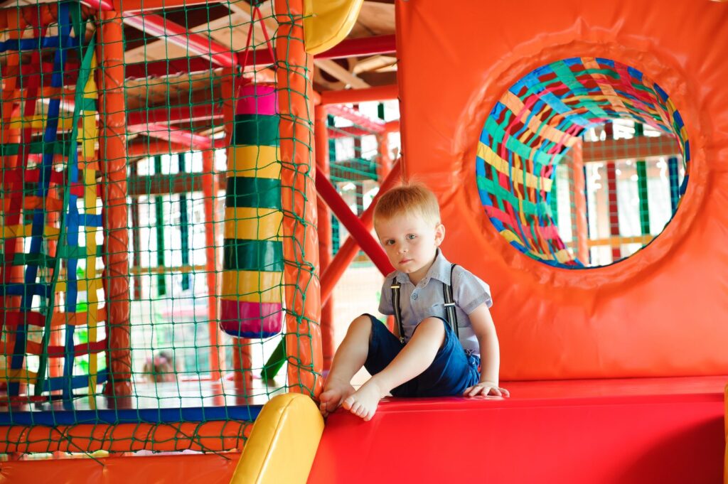Sortie enfant pluie octobre : où aller un dimanche avec les moins de 6 ans ?